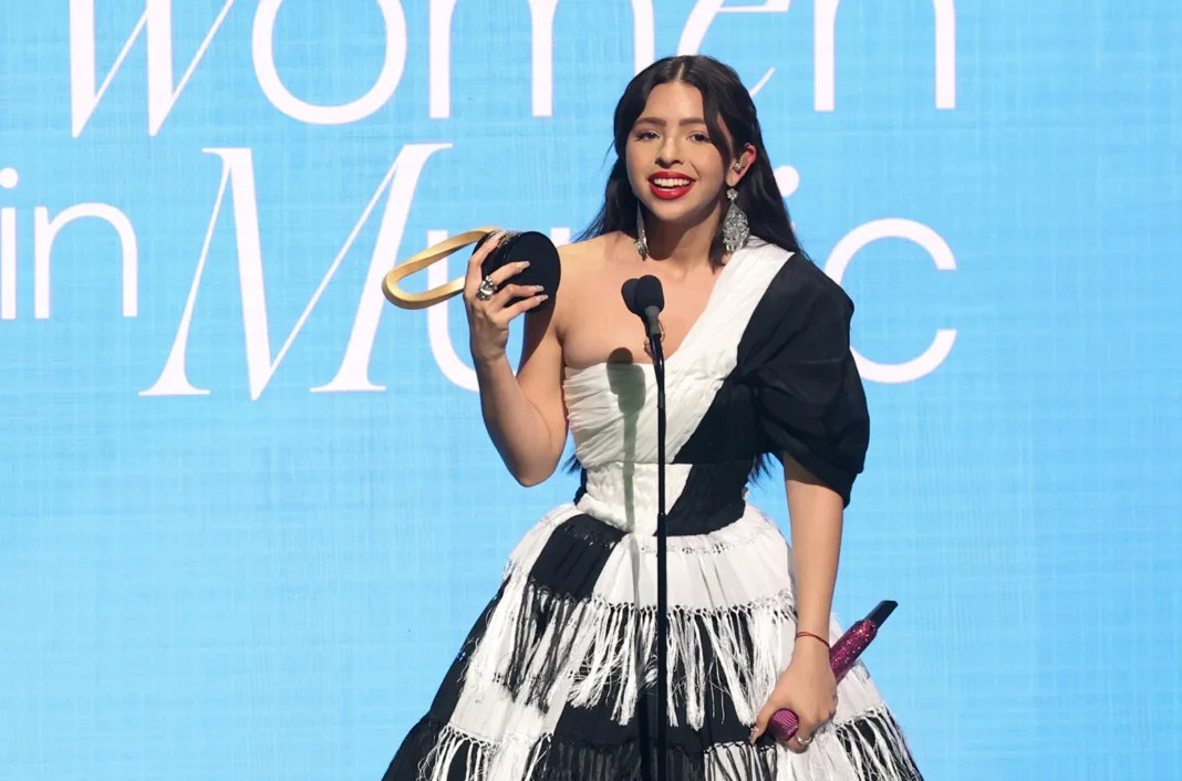 Ángela Aguilar causa controversia al rendir homenaje a Freddie Mercury en pleno concierto Ángela Aguilar causa controversia al rendir homenaje a Freddie Mercury en pleno concierto