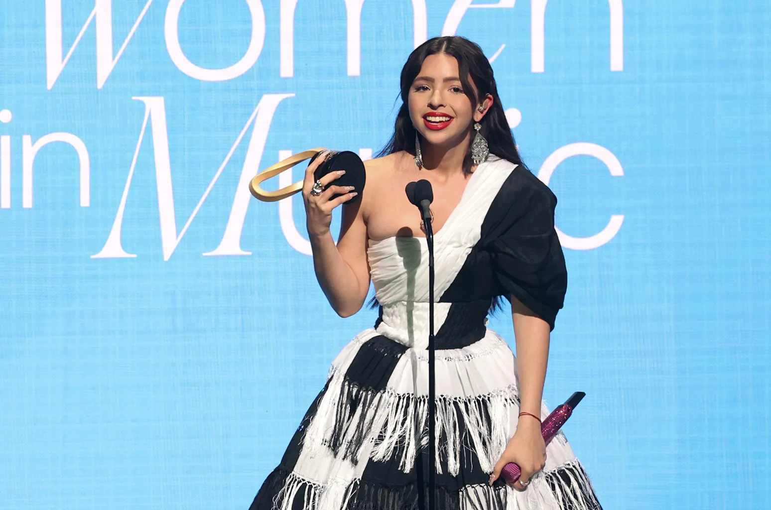 Ángela Aguilar causa controversia al rendir homenaje a Freddie Mercury en pleno concierto