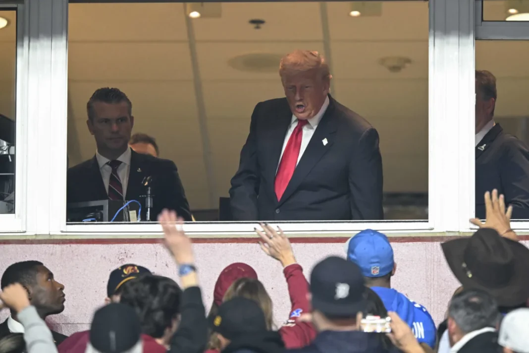 Trump recibe una fría bienvenida en el juego entre los Commanders y los Lions Trump recibe una fría bienvenida en el juego entre los Commanders y los Lions