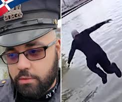 Agente dominicano interviene a tiempo y salva a joven que intentaba quitarse la vida en Manhattan Agente dominicano interviene a tiempo y salva a joven que intentaba quitarse la vida en Manhattan