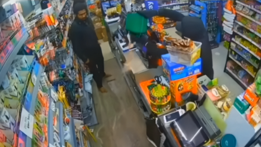 Comerciante enfrenta a asaltante armado con una pala