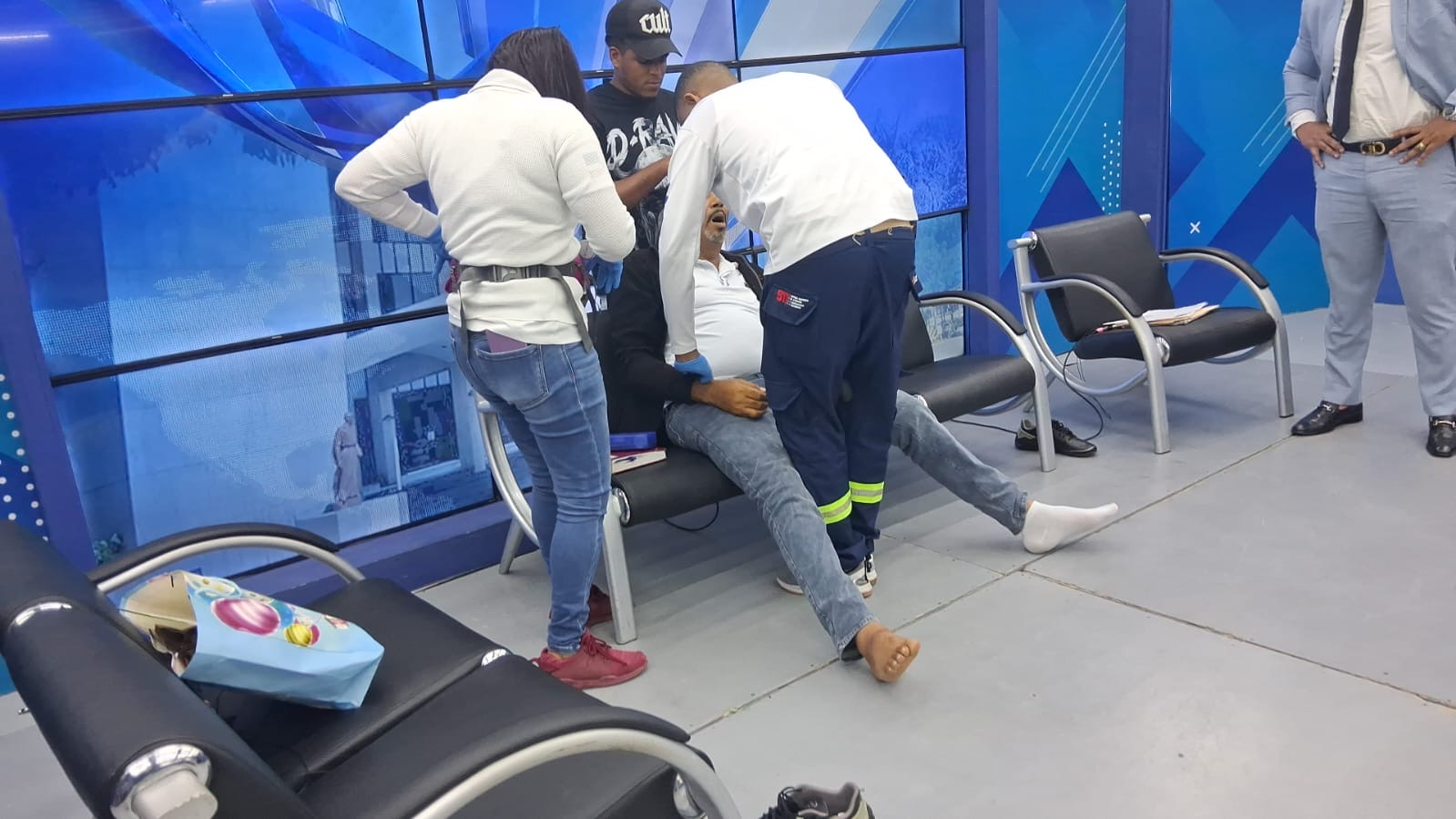 Invitado fallece durante una entrevista en vivo tras sufrir un infarto repentino