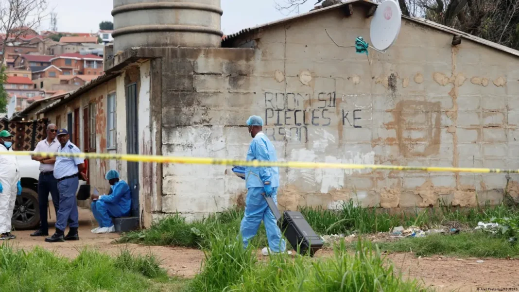 Ataque armado en Sudáfrica provoca una decena de fallecidos y varios lesionados Ataque armado en Sudáfrica provoca una decena de fallecidos y varios lesionados