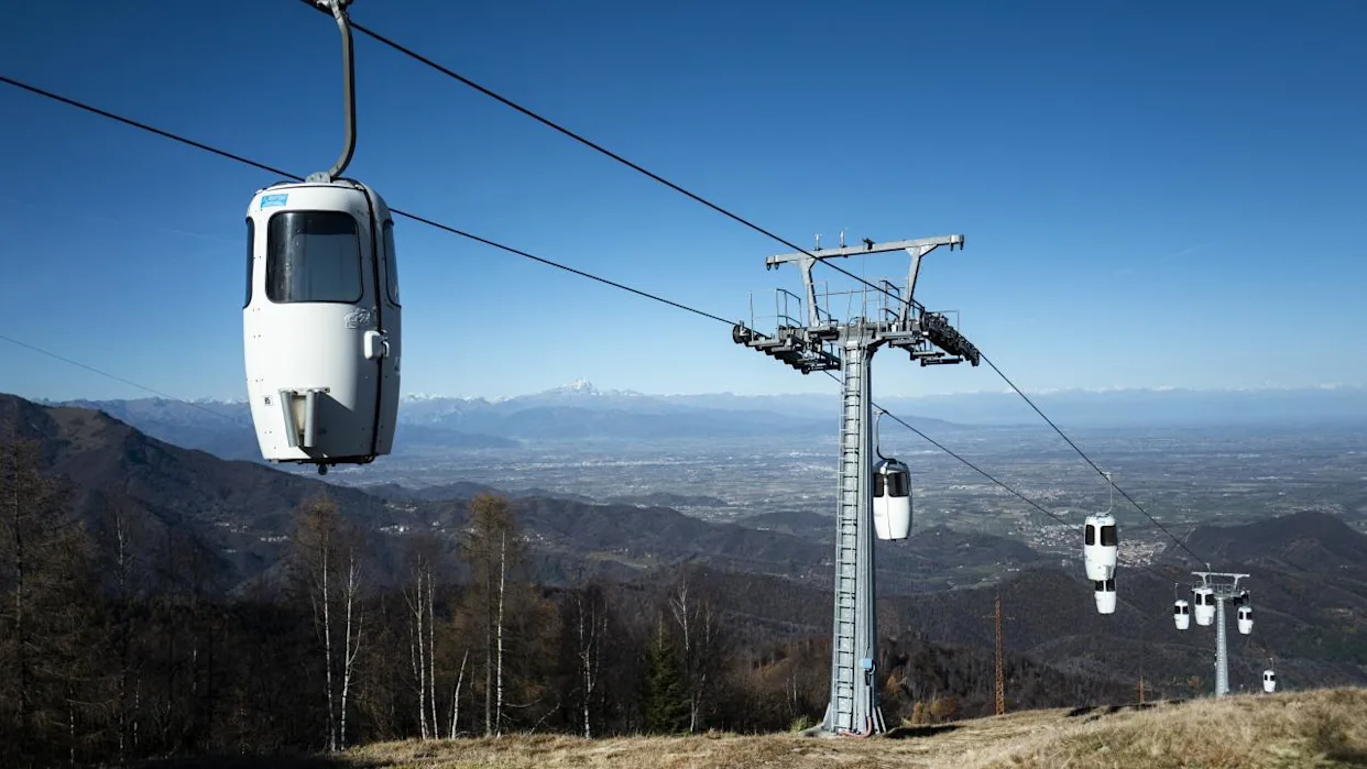 Accidente en teleférico italiano deja heridos y decenas de personas atrapadas