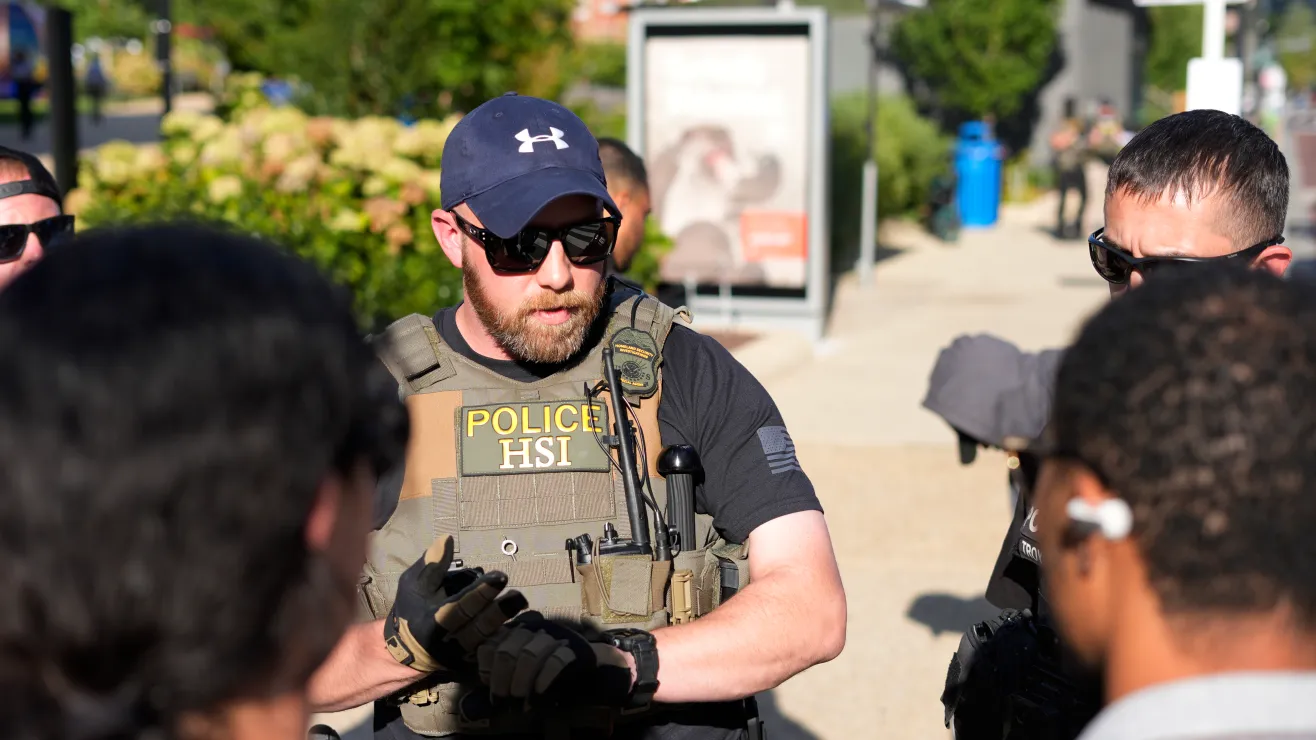 Autoridades migratorias intensifican redadas domiciliarias por presuntas estafas en Minneapolis