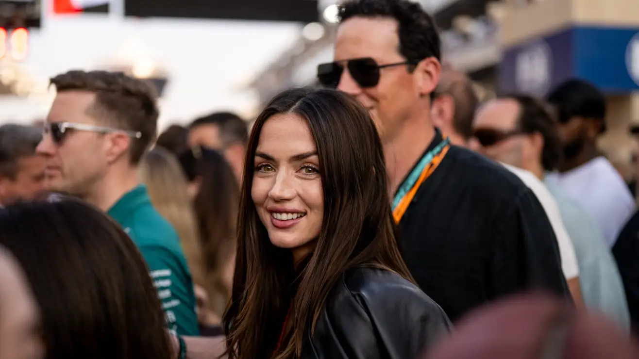 Ana de Armas deslumbra en Abu Dabi mientras comparte momentos con Lewis Hamilton