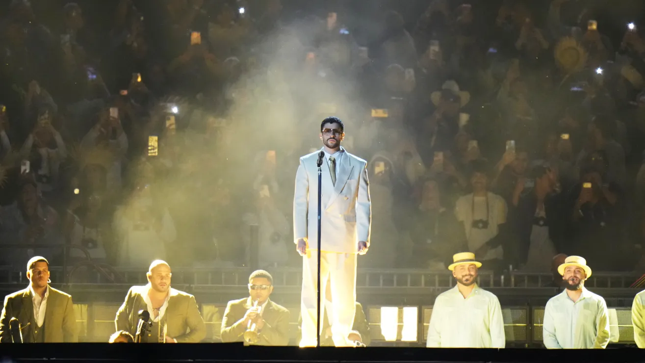 Bad Bunny sorprende en México al compartir escenario con grandes figuras latinas