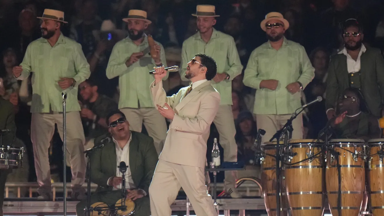 Bad Bunny se resbala en pleno show inaugural en México