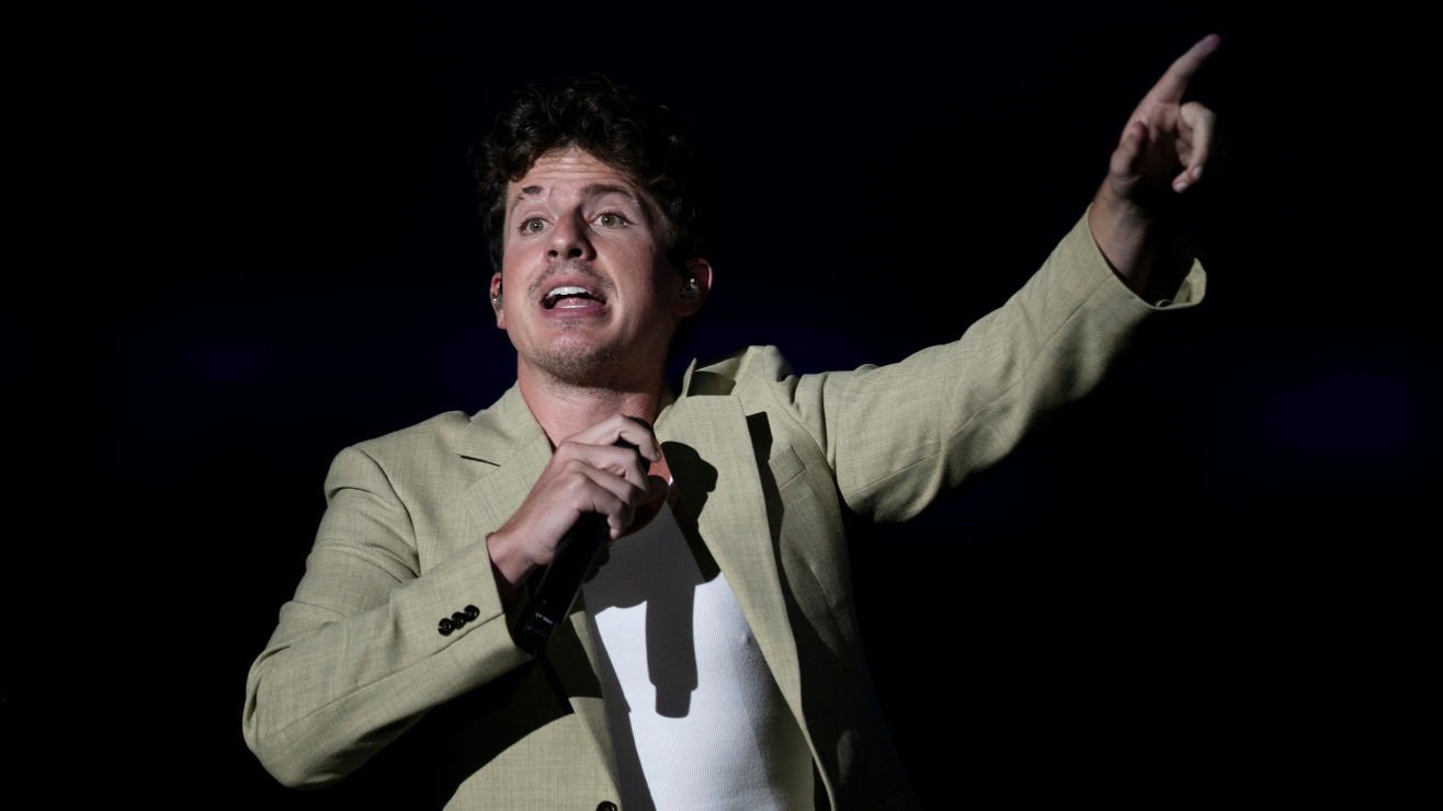 Charlie Puth rompe el silencio tras polémicas por su presentación en el Super Bowl