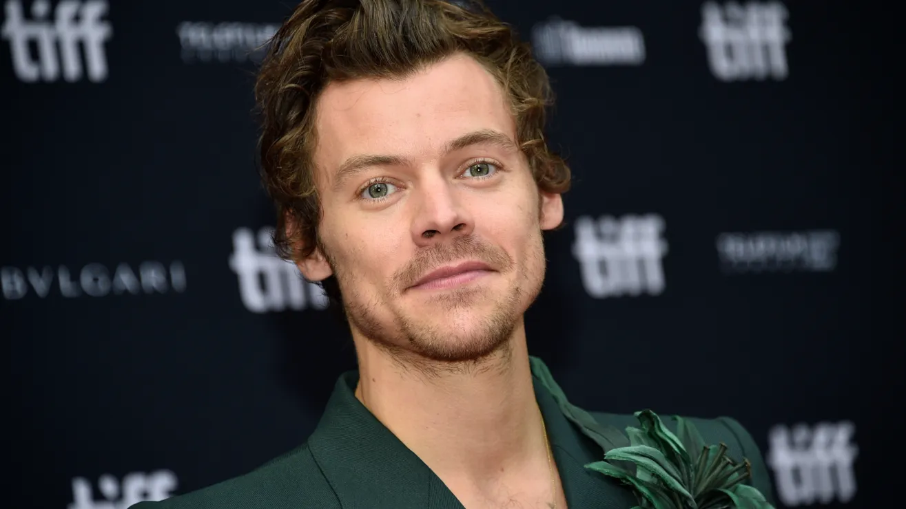 Harry Styles sacude Internet con su impactante video “Forever, Forever”