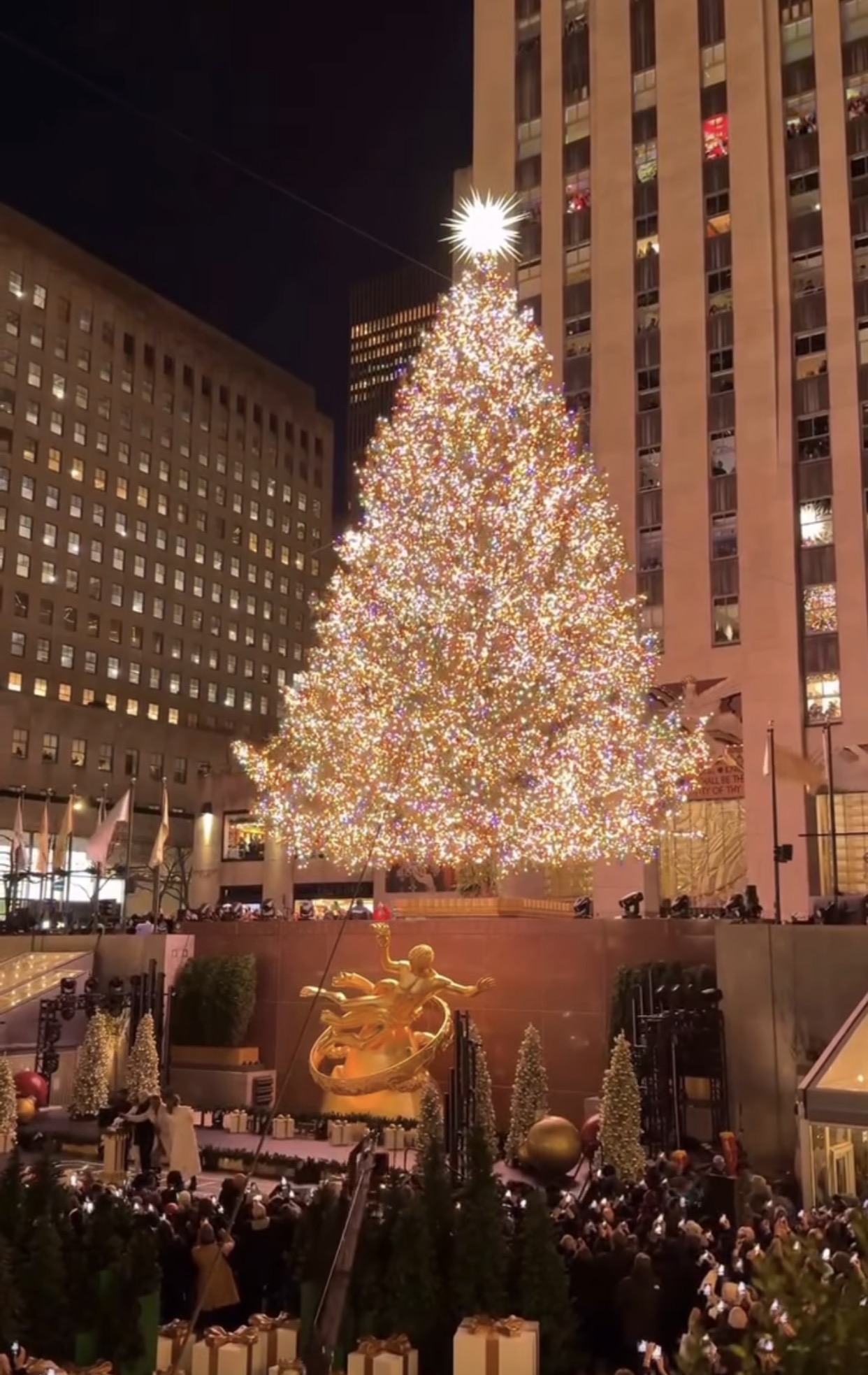 Nueva York da inicio oficial a la Navidad con un deslumbrante espectáculo en Rockefeller Plaza