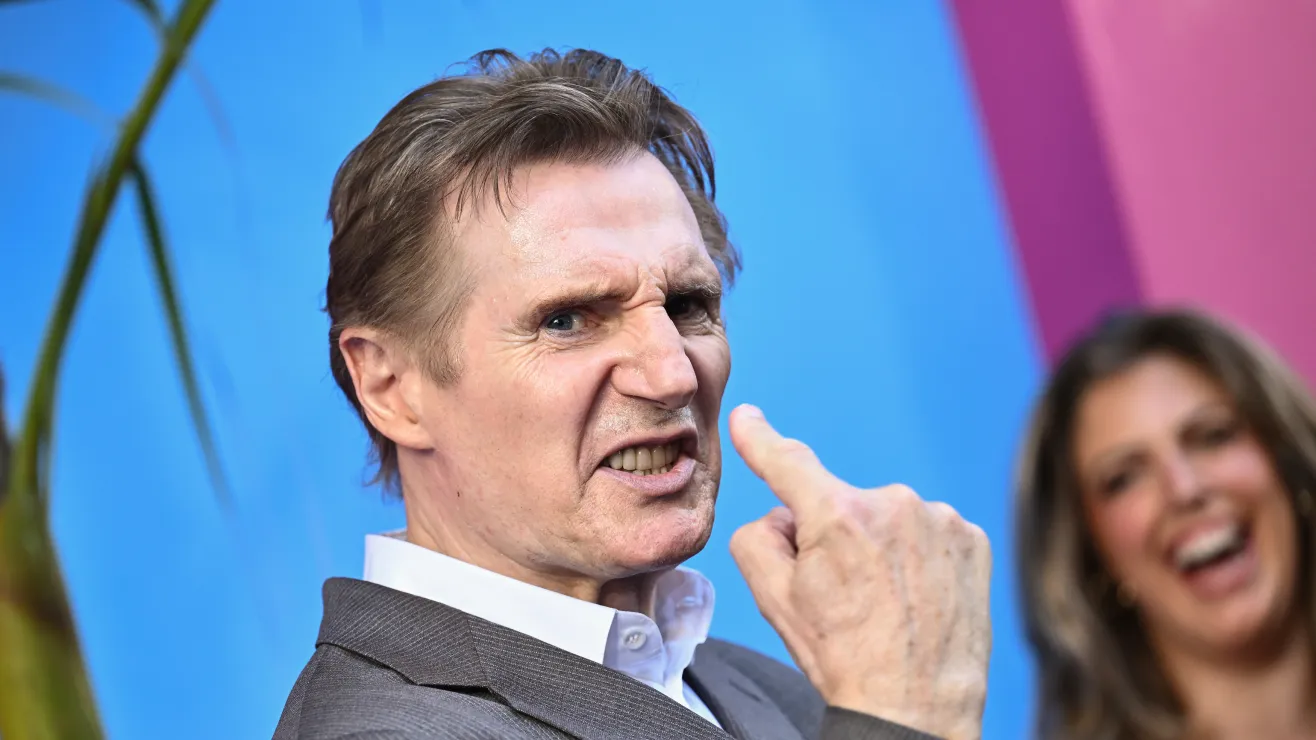 Liam Neeson rompe el silencio tras la controversia por un documental sobre vacunas