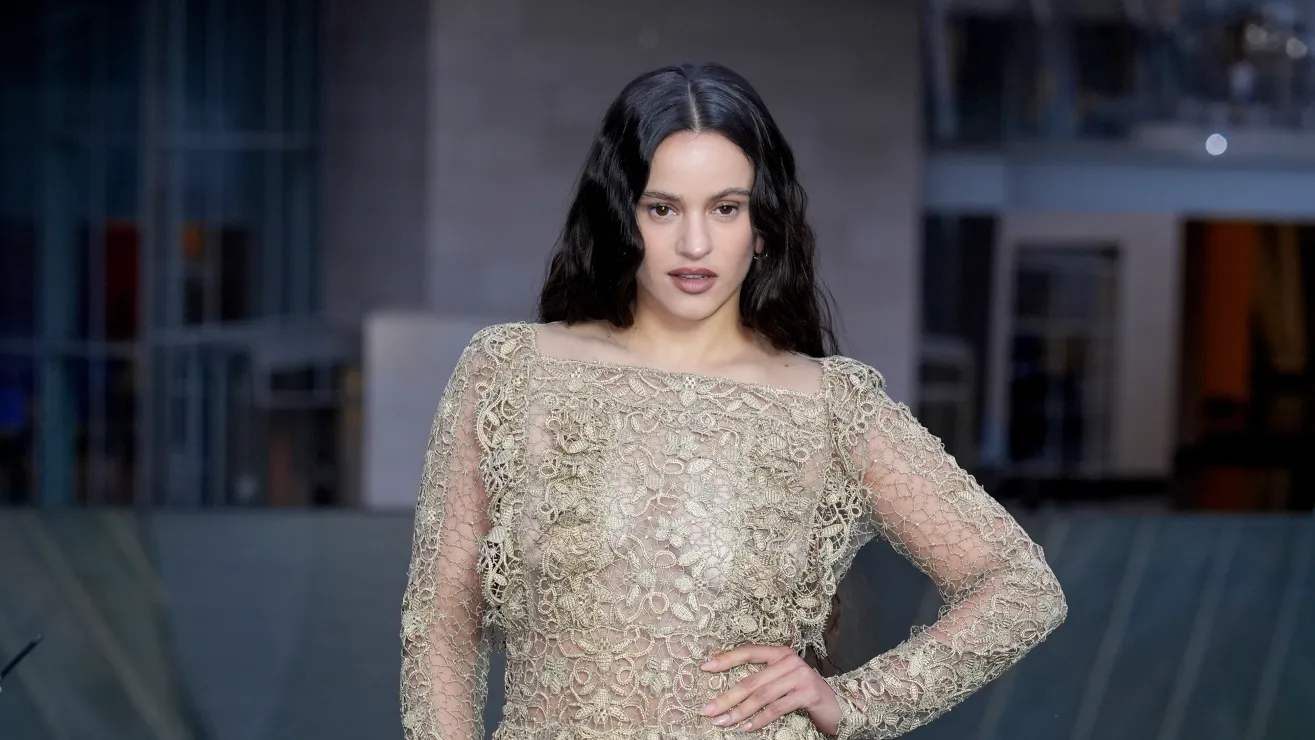 Rosalía da un salto inesperado tras visita sorpresa de un insecto durante entrevista en Brasil