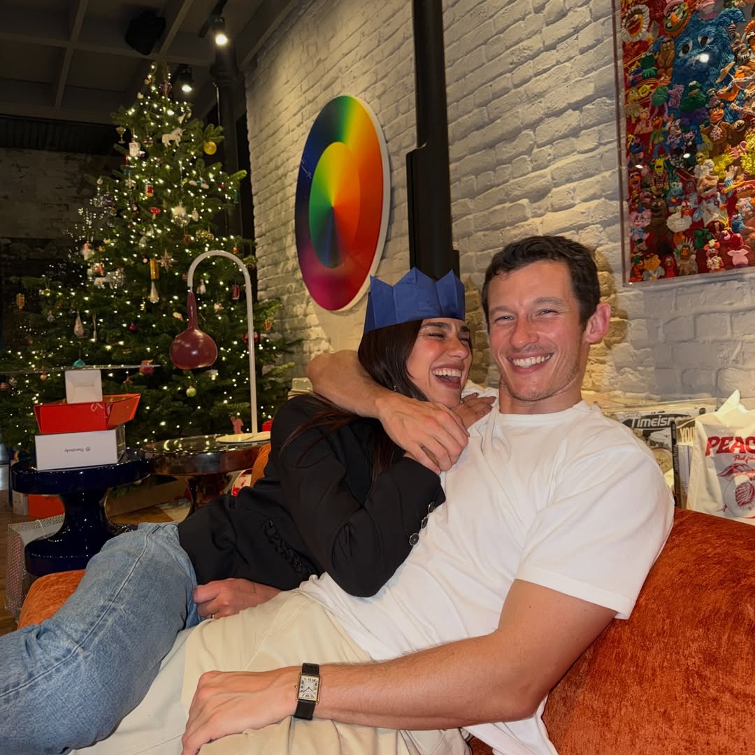 Dua Lipa derrite corazones al mostrar su Navidad junto a Callum Turner