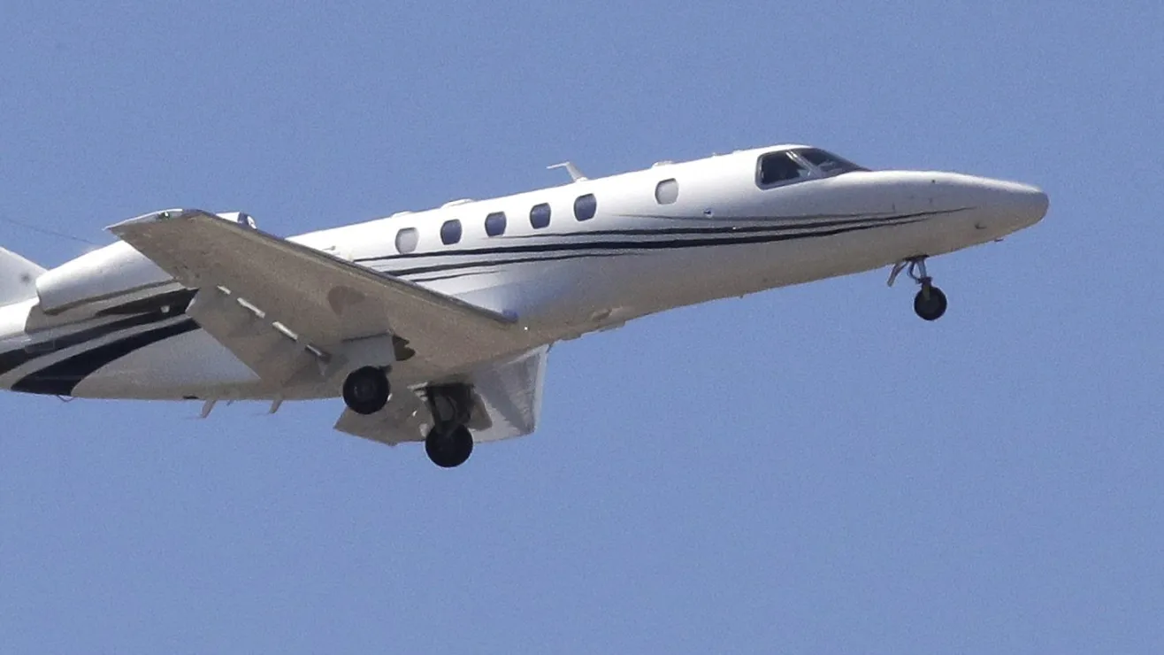 Avioneta cae en las inmediaciones del Aeropuerto de Toluca con diez personas a bordo