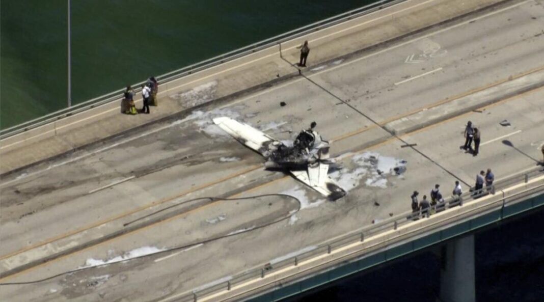 Avión cae en autopista de Florida y colisiona con un vehículo Avión cae en autopista de Florida y colisiona con un vehículo