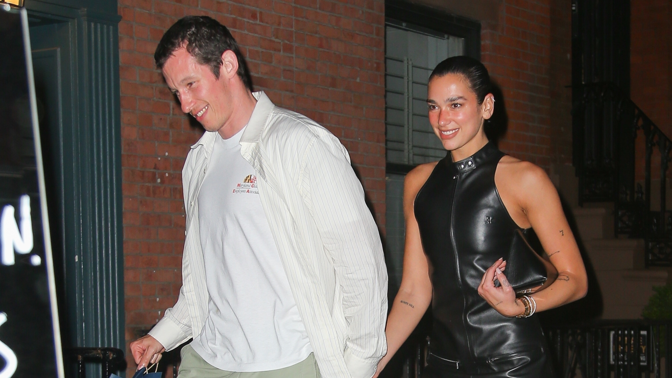 Dua Lipa y Callum Turner disfrutan una Navidad adelantada bajo el sol mexicano