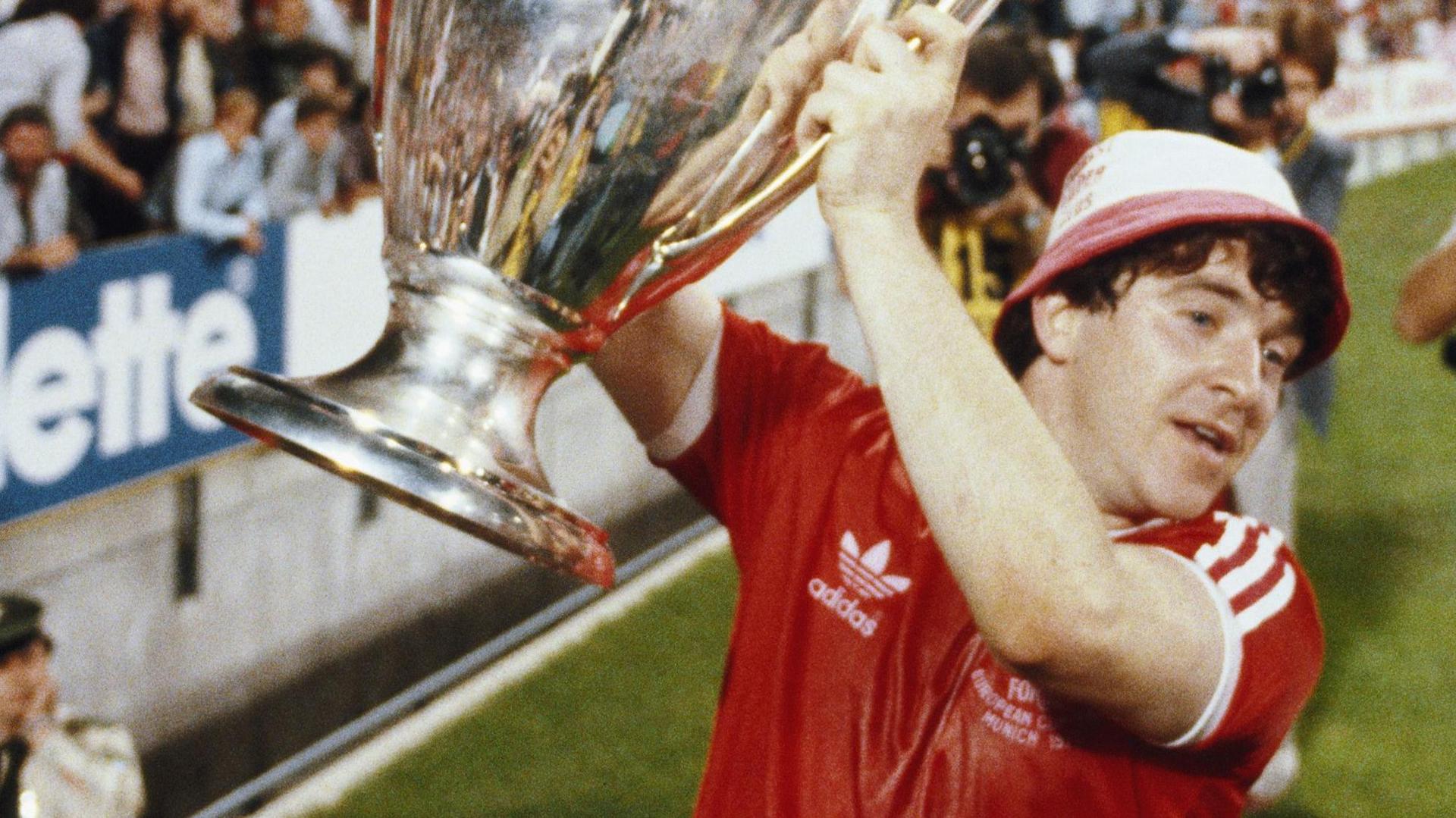 Fallece John Robertson, leyenda del fútbol escocés y doble campeón de Europa