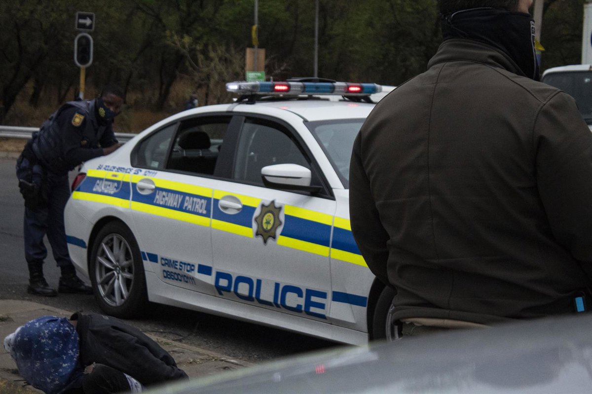 Ataque armado en bar sudafricano deja once víctimas, incluidos tres menores