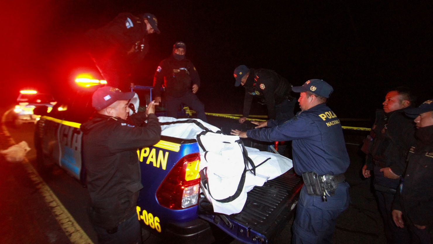 Luto en Guatemala tras volcadura de autobús que deja 15 fallecidos