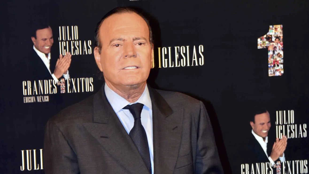 Julio Iglesias filtra chats privados con antiguas trabajadoras