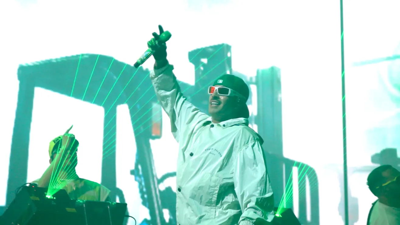 Feid rompe el silencio desde París tras rumores de ruptura con Karol