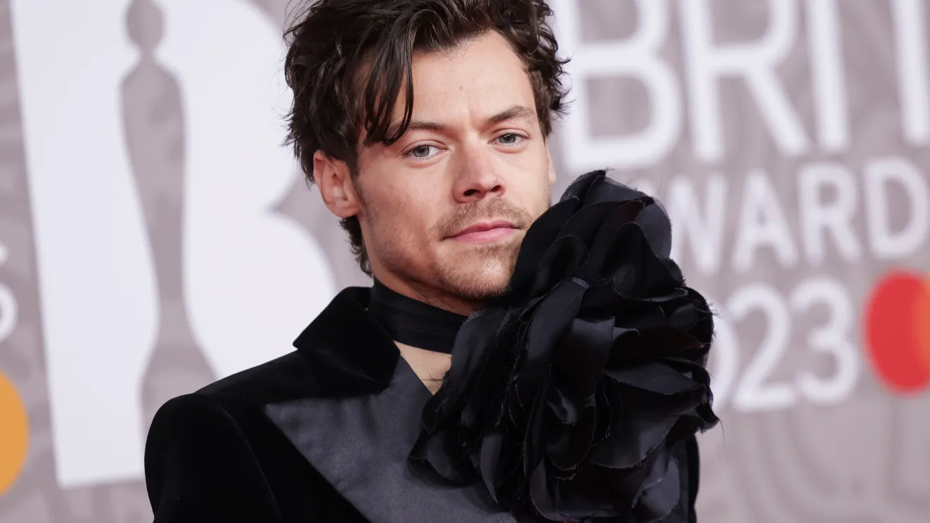 Harry Styles vuelve a escena con su nuevo sencillo “Aperture”