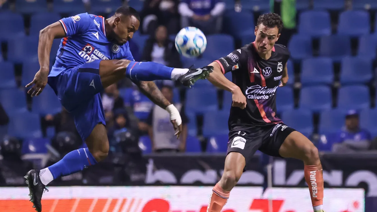 Cruz Azul se impone con apuros ante Puebla pese a quedarse con un hombre menos