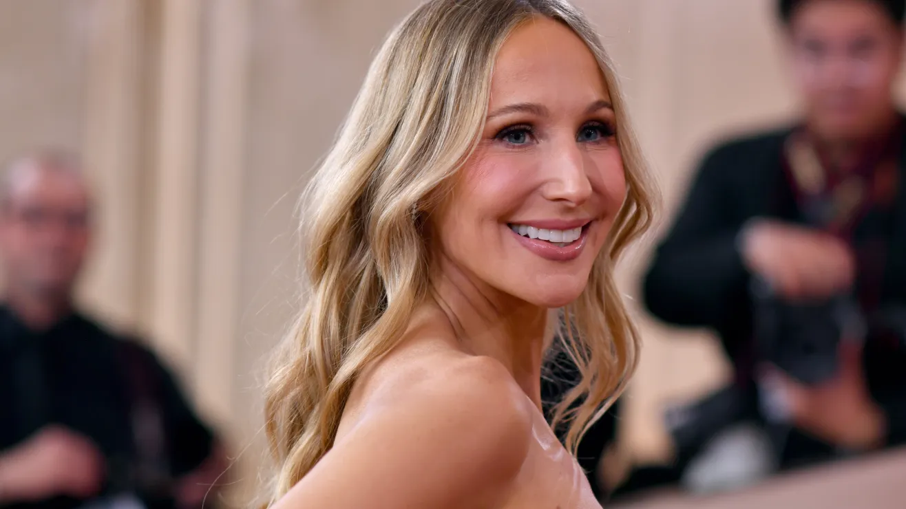 Nikki Glaser brilla con humor punzante en su monólogo de los Golden Globes