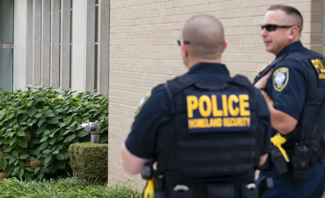 Detienen a una bibliotecaria por presunto complot para matar a Trump Detienen a una bibliotecaria por presunto complot para matar a Trump