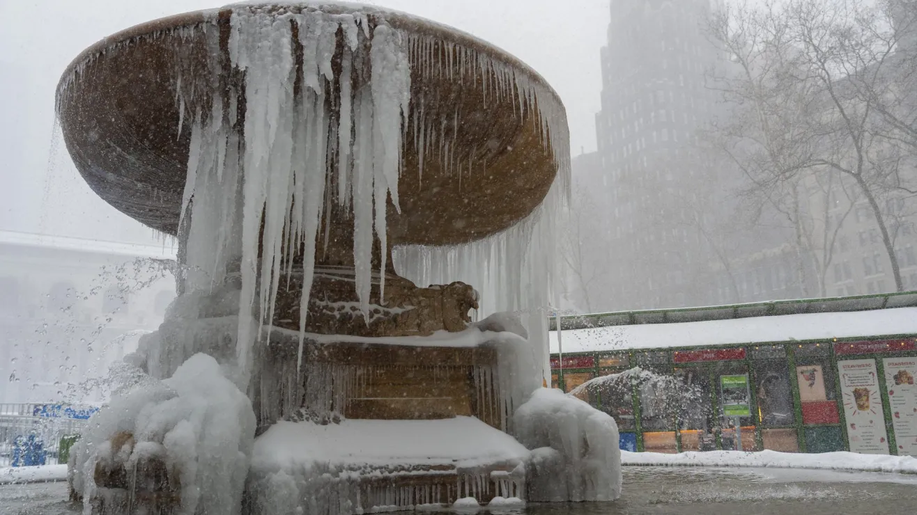 Ola de frío deja 13 fallecidos en Nueva York y genera choque político