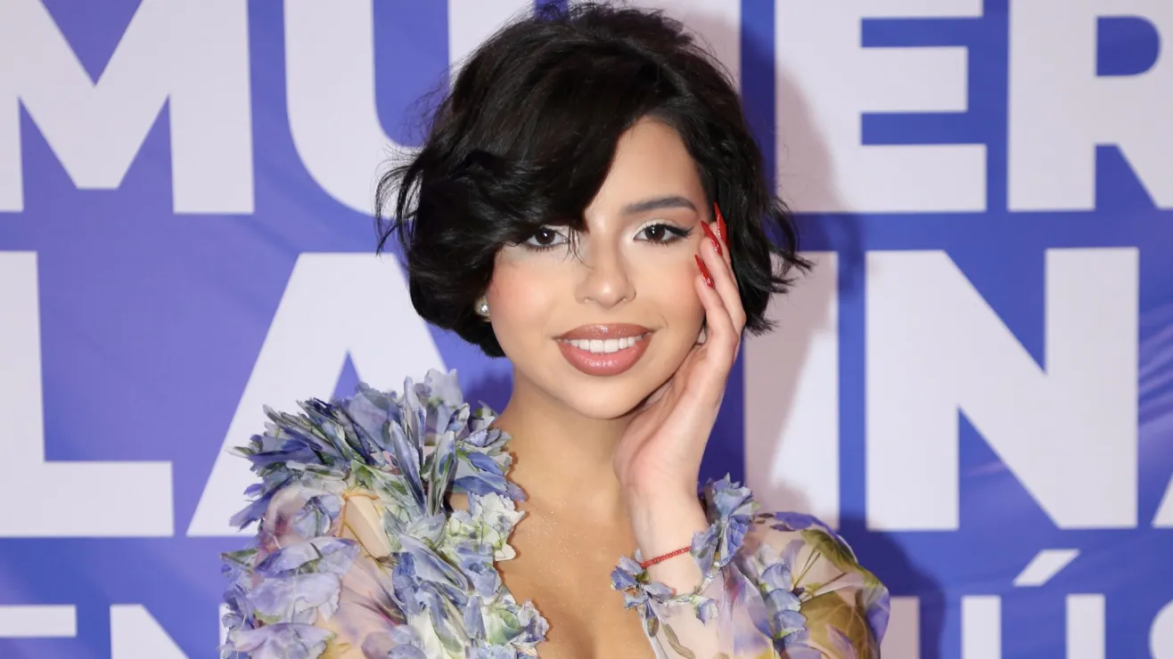 Ángela Aguilar deslumbra de rojo y provoca reacción de Nodal