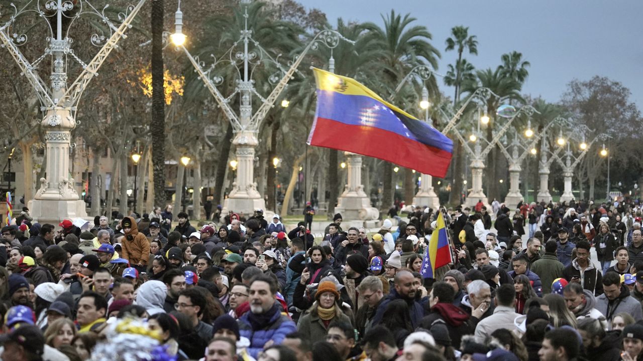 Multitud se manifiesta en Madrid contra la ofensiva de Estados Unidos en Venezuela