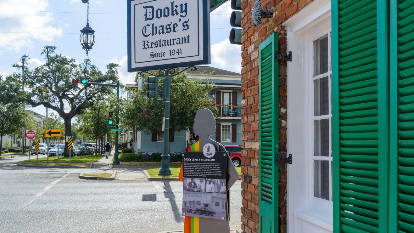 Tiroteo en restaurante histórico de Nueva Orleans deja un fallecido y tres turistas heridas