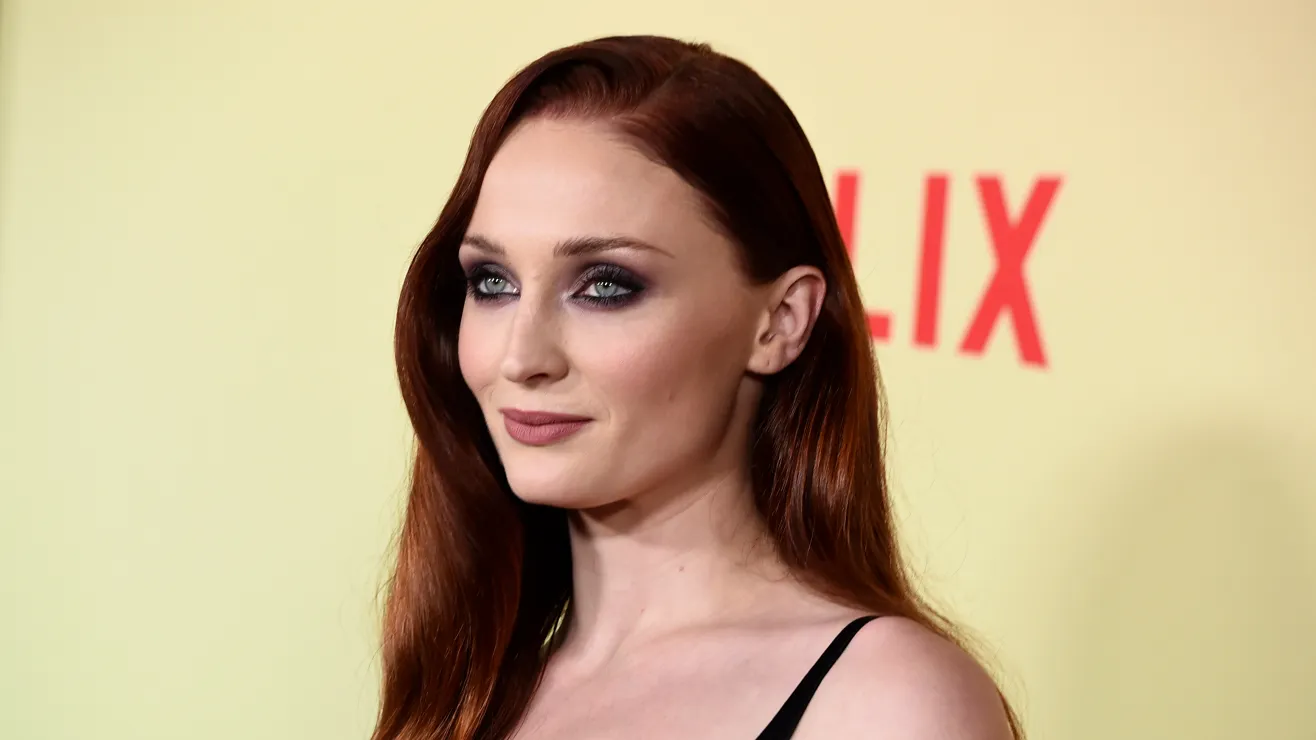 Sophie Turner sorprende como Lara Croft en el adelanto de la serie Tomb Raider
