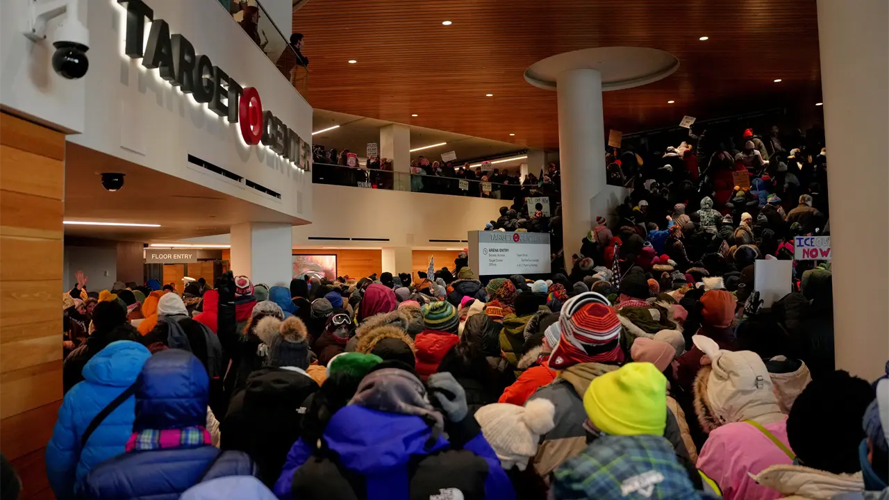 Suspenden duelo Wolves-Warriors tras muerte de un hombre en choque con agentes federales