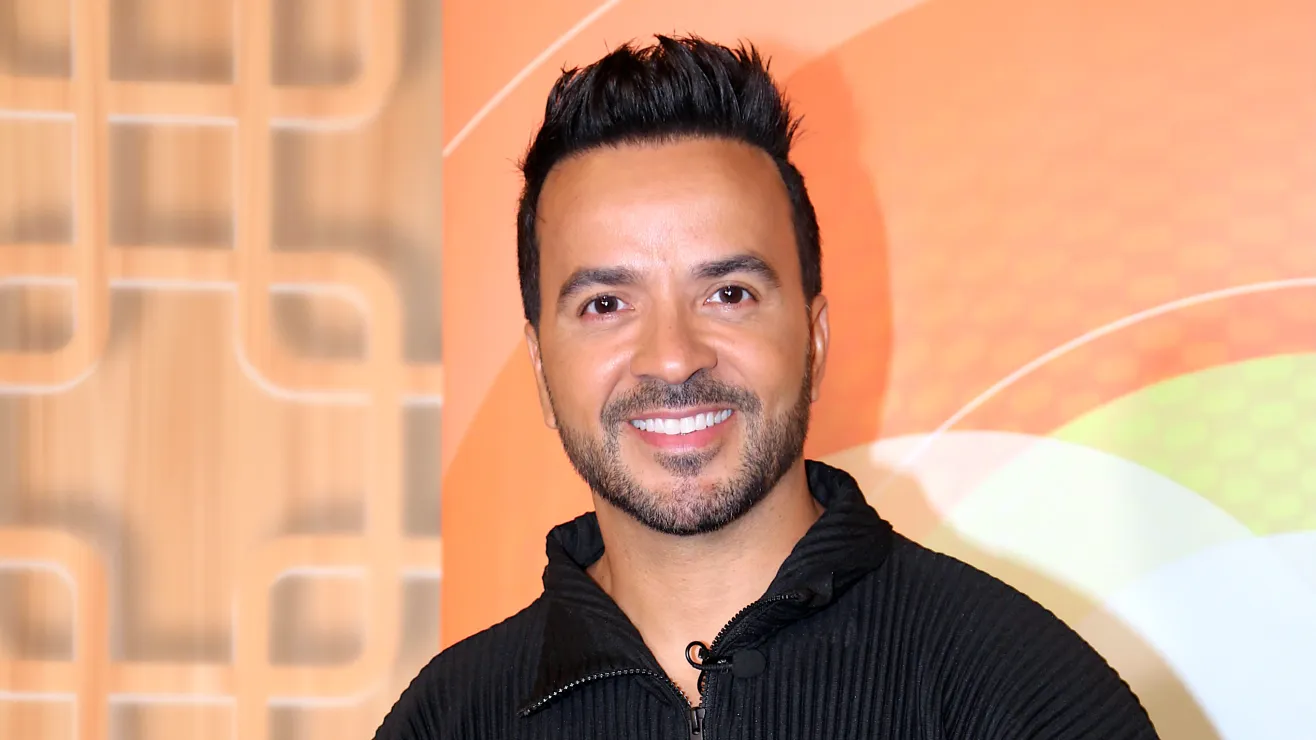 Luis Fonsi se quiebra en el Super Bowl tras emotivo homenaje de Bad Bunny