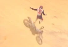 Motociclista pierde el control y termina cayendo a un río