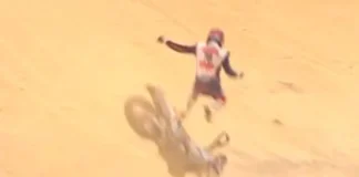 Motociclista pierde el control y termina cayendo a un río