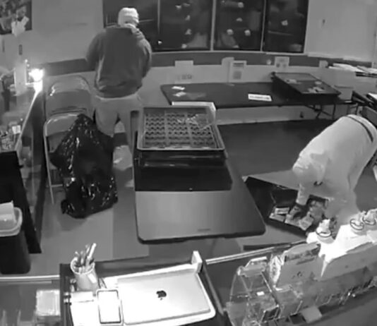 Robo exprés: ladrones asaltan tienda para llevarse cromos de Pokémon