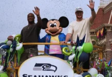 Walker y Darnold llevan la celebración del Super Bowl hasta Disneyland