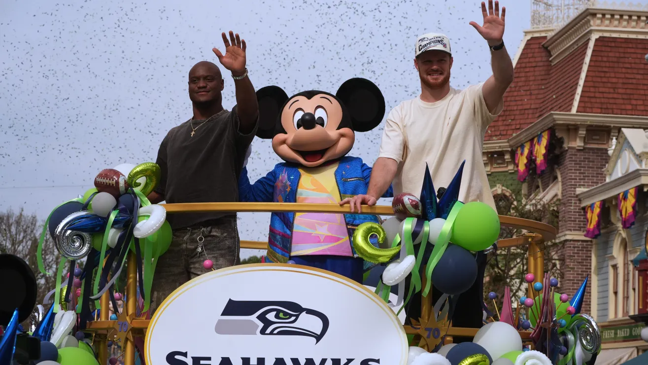 Walker y Darnold llevan la celebración del Super Bowl hasta Disneyland