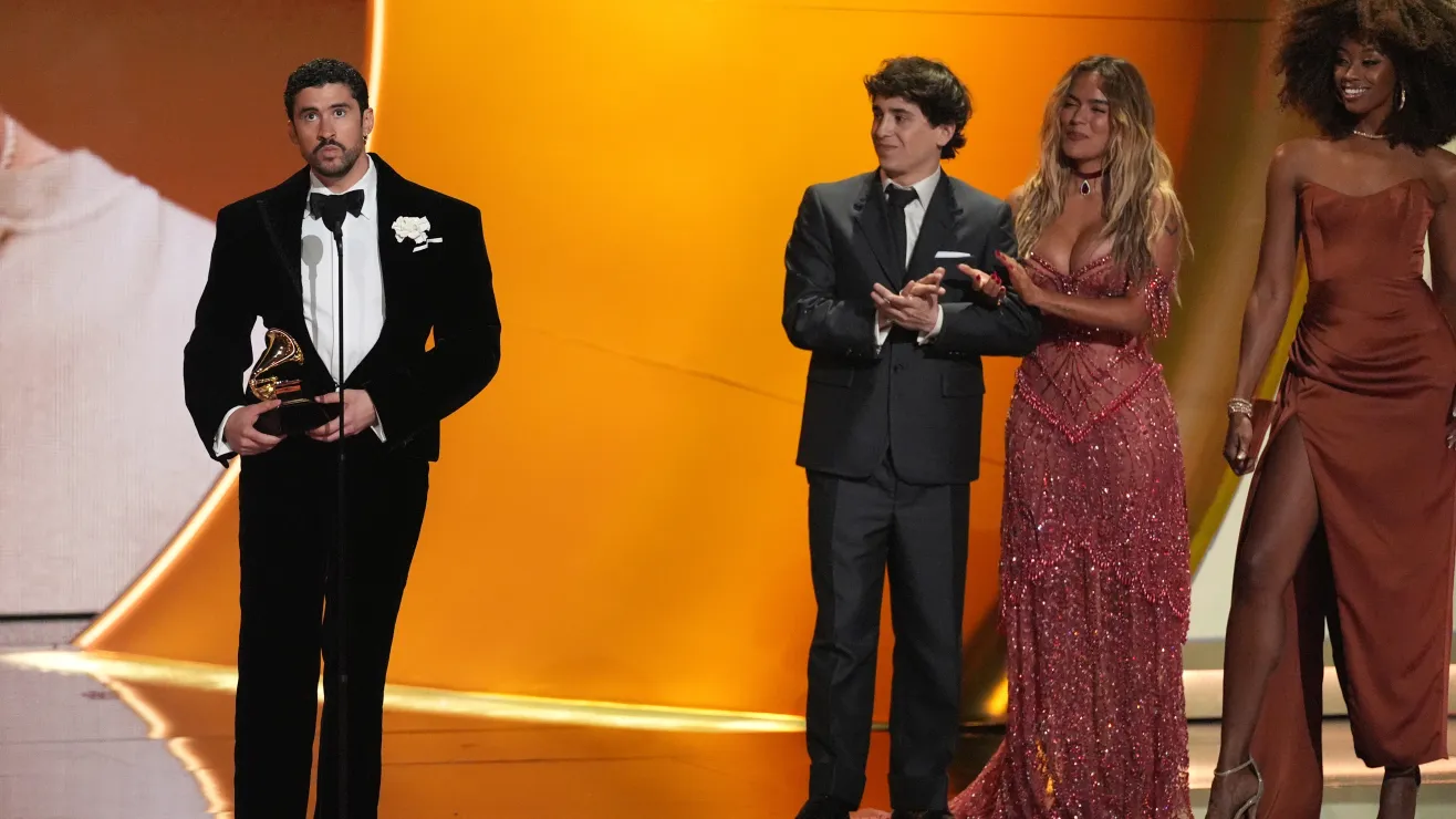 Bad Bunny critica a ICE en los Grammy y recibe ovación del público