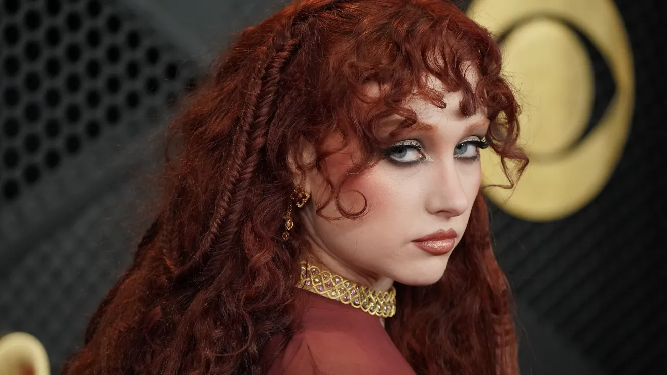 Chappell Roan se burla de las críticas por su look en los Grammy