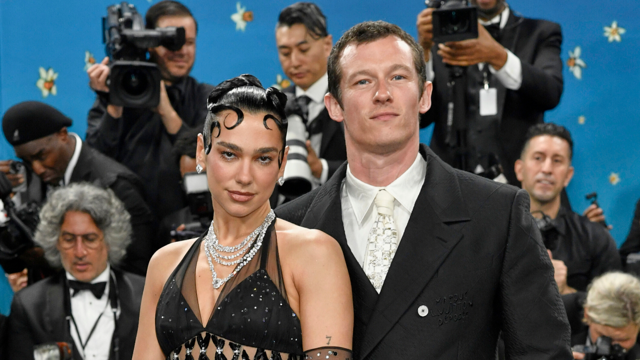 Dua Lipa y Callum Turner protagonizan incómodo momento con fotógrafo