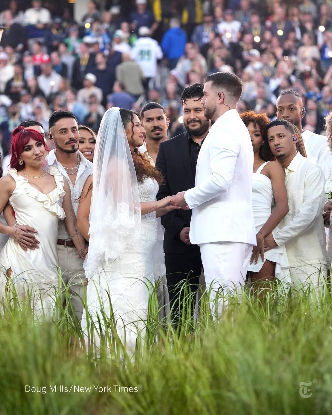 Una boda inesperada en pleno Super Bowl: Bad Bunny sorprende al servir como testigo en el escenario