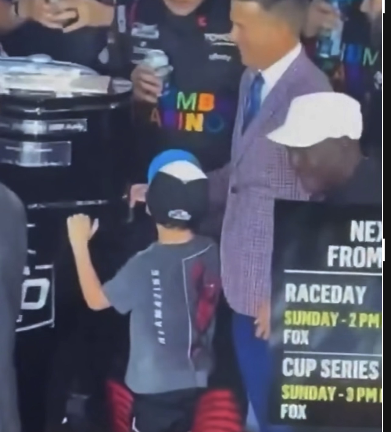 Michael Jordan enfrenta críticas tras gesto polémico en el Daytona 500, pese a celebrar histórico triunfo como dueño de equipo