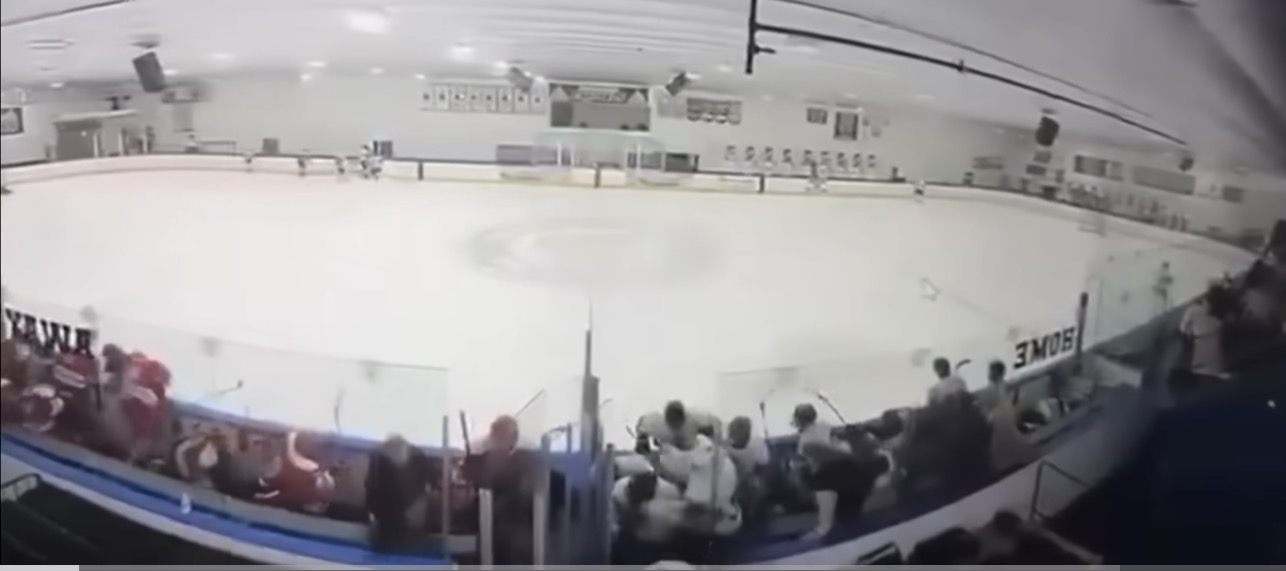 Tragedia en cancha escolar: tiroteo durante partido de hockey deja dos víctimas mortales en Rhode Island