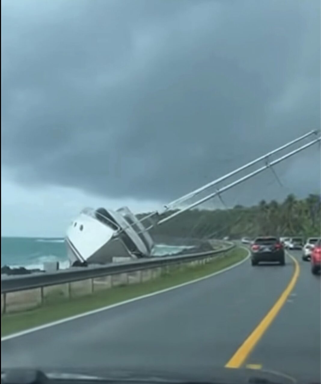 Así terminó este yate tras los fuertes vientos Así terminó este yate tras los fuertes vientos