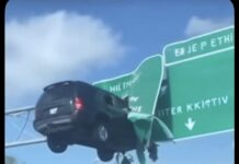 Impactante video se vuelve viral: camioneta queda colgando de un letrero en plena autopista